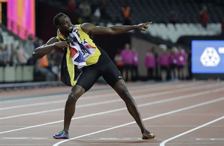 Usain Bolt neopomnl pozdravit sv fanouky svm tradinm gestem.