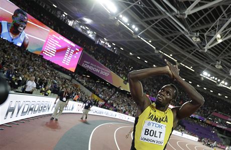 Usain Bolt na dálku gratuluje Justinu Gatlinovi.