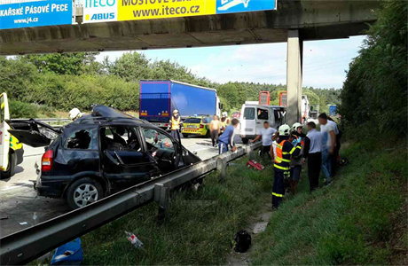 Váná dopravní nehoda v úterý ráno uzavela dálnici D1.