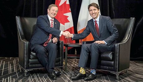 Když kotník mluví. Kanadský premiér Justin Trudeau používá ponožky podobně jako...