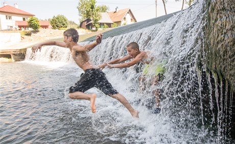 Chlapci koupající se v řece v Novém Hrozenkově.