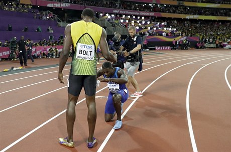 Justin Gatlin se klaní Usainu Boltovi.