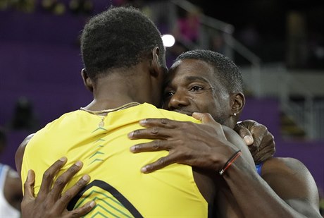 Justin Gatlin přijímá gratulace od Usaina Bolta.