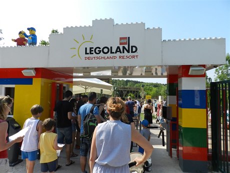 Zadní vstupní brána pro ty, kteí se ubytovali v nedaleké Lego vesnice .