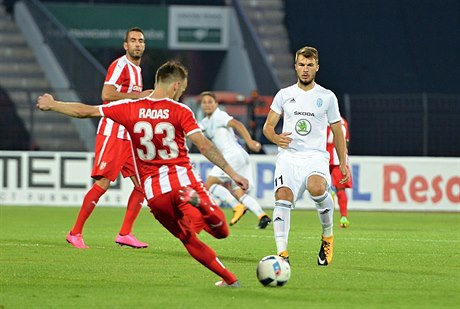 Zleva zády Marko Rada� z Korcë a Nikolaj Komli�enko z Mladé Boleslavi.