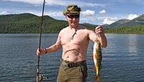 Putin pzuje s rybou, kterou ulovil.