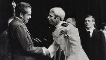 John McCain krtce po svm proputn z vietnamskho zajet pi setkn s...