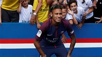 Neymar se fotografuje s fanoušky.