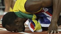 Usain Bolt se loučí se svou oblíbenou stovkou závěrečným polibkem tartanu.