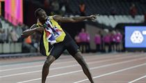 Usain Bolt neopomněl pozdravit své fanoušky svým tradičním gestem.