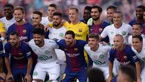 Spolen fotografie fotbalist Barcelony a Chapecoense.