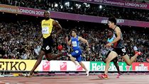 Usain Bolt si kontroluje postup z rozeběhu.