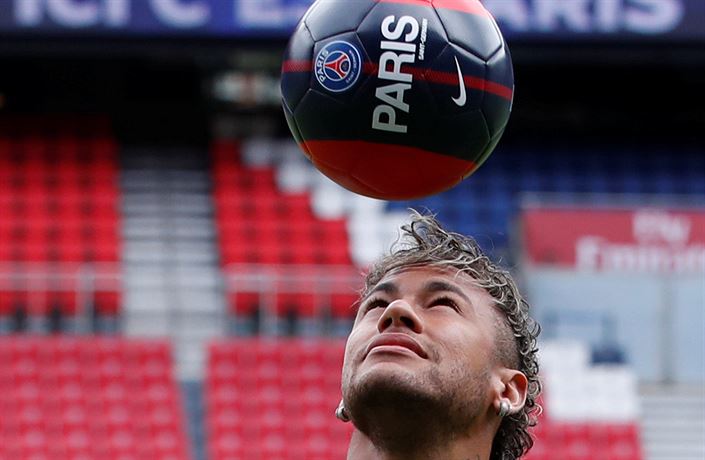 Neymar ukazuje fotograf�m své �onglérské schopnosti.