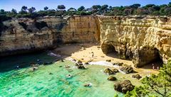 Pi procházkách podél útes na jihu Portugalska narazíte na spoustu nádherných...
