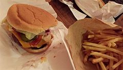 Burger Joint v New Yorku. Bez příboru, bez talíře a s nekonečnou frontou