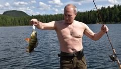 Putinovu koupání a podvodnímu rybaení prý nezabránila ani okolnost, e teplota...