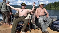 Prezident Putin a ministr obrany Sergej ojgu (vpravo).