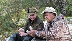 Putin a ojgu odpoívají bhem pestávky v rybaení.