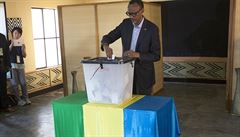 Rwandský orezident Paul Kagame u volební urny.
