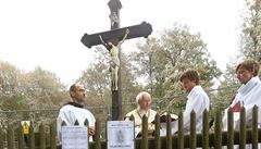 Místní fará� Kazimierz Plachta slou�il 6. srpna m�i u vyho�elého kostela Bo�ího...