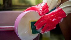 Mytí nádobí - ilustraní foto.