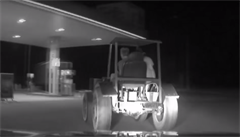 Opilý muž ujížděl policistům v doma vyrobeném malotraktoru. Jel si pro cigarety