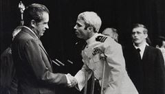 John McCain krátce po svém proputní z vietnamského zajetí pi setkání s...