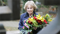 Trudie Bryksová pichází po 52 letech k hrobu svého manela.
