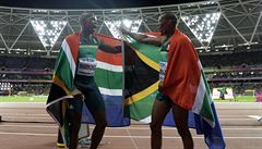 Luvo Manyonga a Ruswahl Samaai se radují ze zisku medailí.
