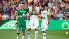 Tři přeživší fotbalisté Chapecoense si v emotivním zápase zahráli proti Barceloně