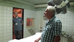 Podzemní típatrová nemocnice v Kri. Na snímku léka Petr Mokrej (vlevo) a...