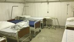 Jedna z lkových místností podzemní nemocnice v Kri.