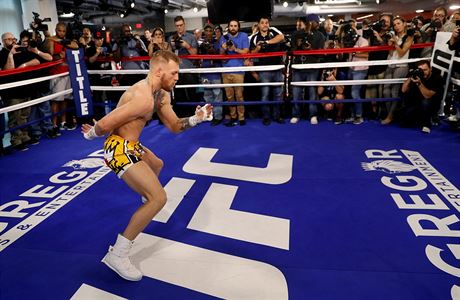 Conor McGregor se v Las Vegas chyst na boxersk duel s Floydem Mayweatherem.