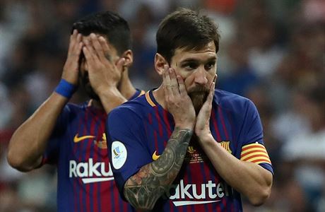 Zklaman hri Barcelony Leo Messi a Luis Suarz.