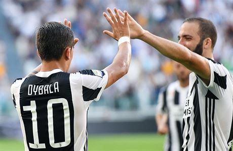 Paulo Dybala a Gonzalo Higuain z Juventusu slaví gól v sítí Cagliari.