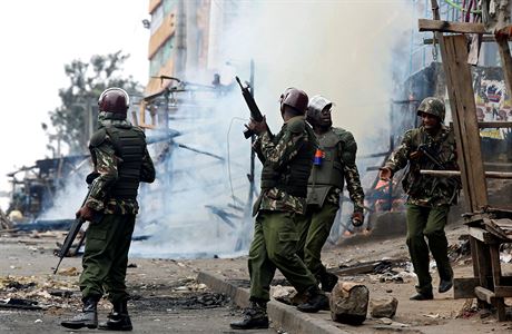Policisté zasahují pi protestech v Keni po zvolení hlavy státu roku 2017.