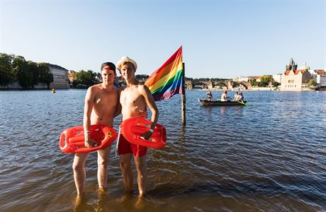 astnci festivalu Prague Pride na Steleckm ostrov.
