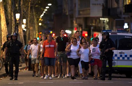 Policie evakuuje oblast poté, co útoník najel do davu lidí v Barcelon.