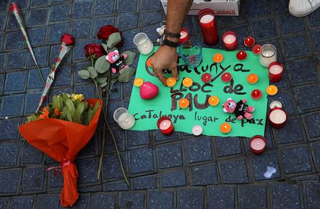 Lidé pokládají v místech útoku svíky, na ulici Las Ramblas v Barcelon. Na...
