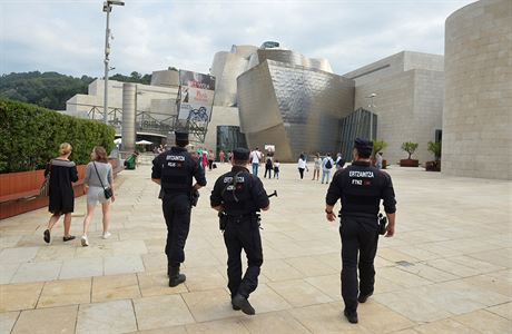 Policejní hlídka u Guggenheimova muzea v Bilbau
