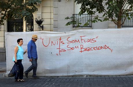 Pr prochz kolem graffiti npisu v Madridu na kterm stoj: "Spolen jsme...