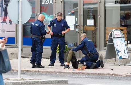 Policie obklopuje podezelého na zemi ve mst Turku, kde útoník pobodal...