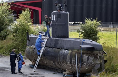 Policejní technici prohledávají ponorku dánského podnikatele Petera Madsena po...