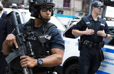lenové protiteroristické jednotky NYPD v cenntru New Yorku na Times Square.