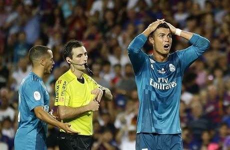 Cristiano Ronaldo se drí za hlavu po necitlivém vylouení v prvním duelu...