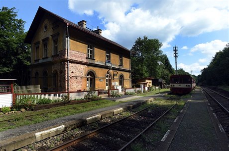 Budovu bývalého nádraží u Dubí na Teplicku ( postupně mění manželé Ladislava a...