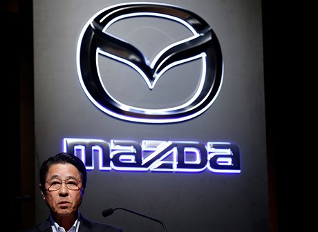 Prezident automobilky Mazda Masamichi Koga hovoří na konferenci v Tokyu.