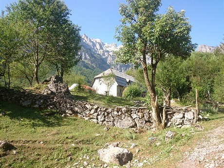 Albánské hory skrývají bílé kamenné domy.