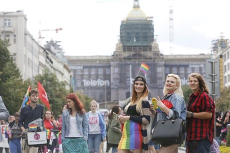 Ti úastnice pochodu Prague Pride na Václavském námstí, kde ve zaíná.