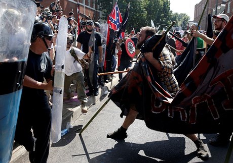 Demonstranté na sebe útoí pi nepokojích ve Virginii.